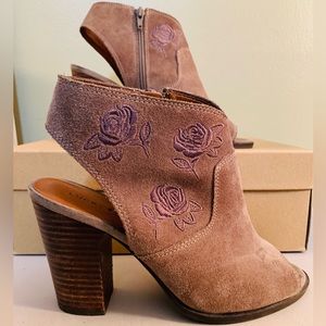 Lucky Brand Listana Peep Toe Ankle Boot Suede Block Heel 8.5M Brown Comfortable